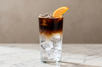 Espresso tonic: dubbele espresso over tonic water met ijs en sinaasappelschil