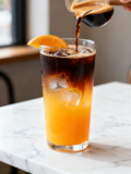 Espresso sunrise maken: het virale recept (espresso + sinaasappelsap)